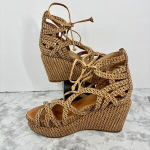 Gentle Souls Kenneth Cole Joy Tan Woven Wedge perforated leather Sandals Sz 6